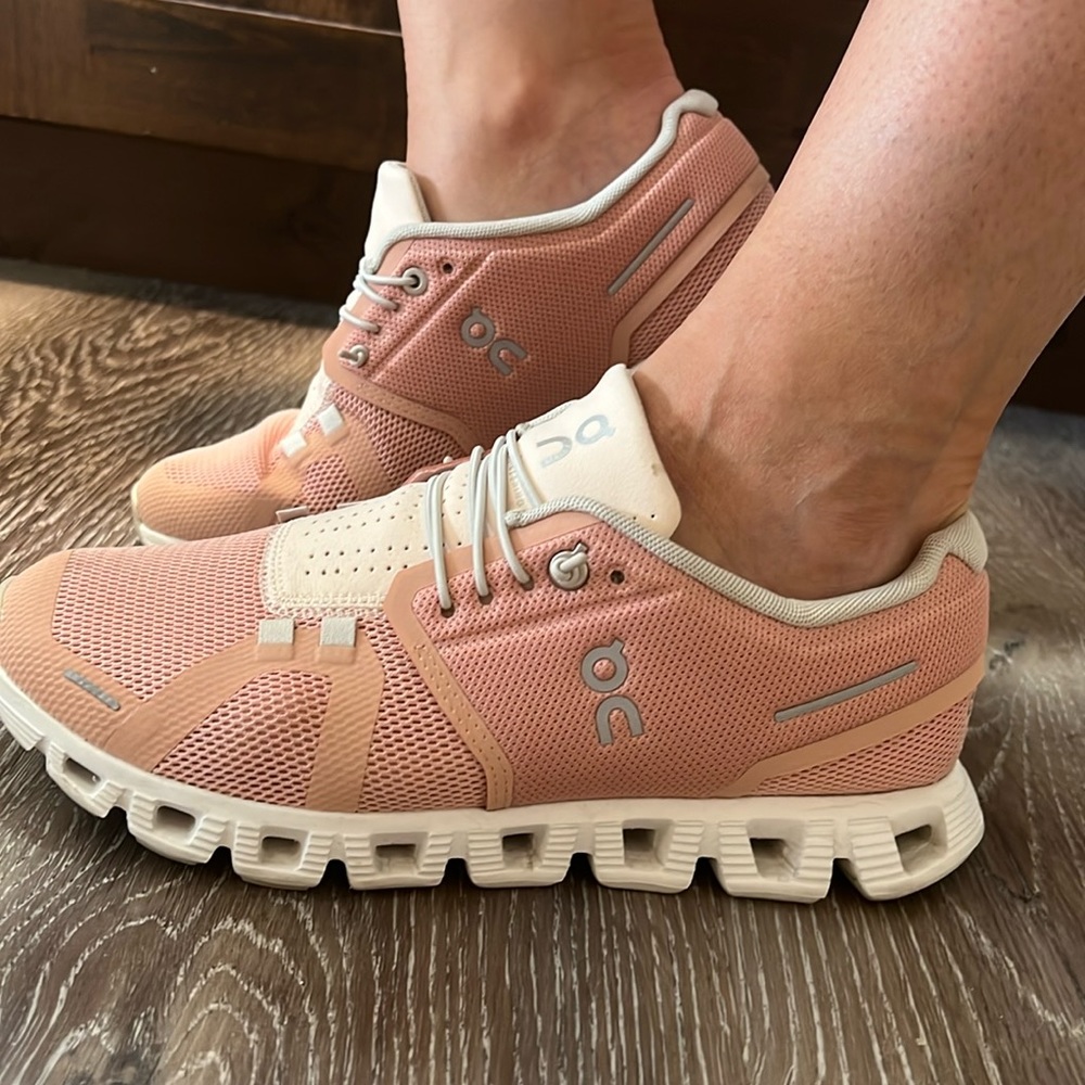 On cloud shoes- size 7.5- Great Condition!